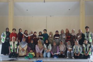 Ibu-Ibu PKK Pandanpuro Belajar Ecoprint dengan Teknik Steaming